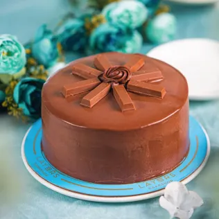 2.5 lbs Kitkat Cake from Layers